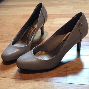 Life Stride Tan Heels